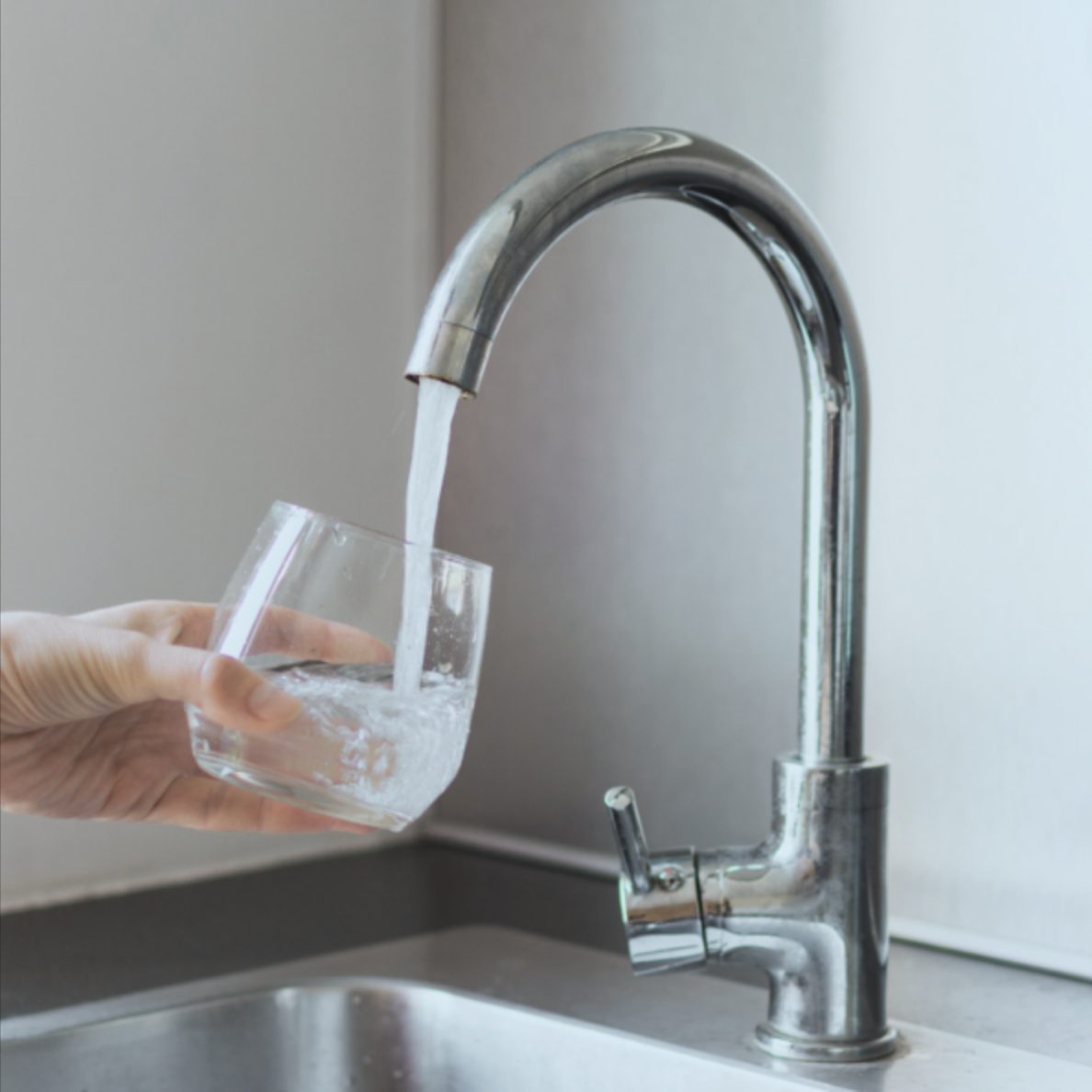 Wasserhahn mit fließendem Wasser