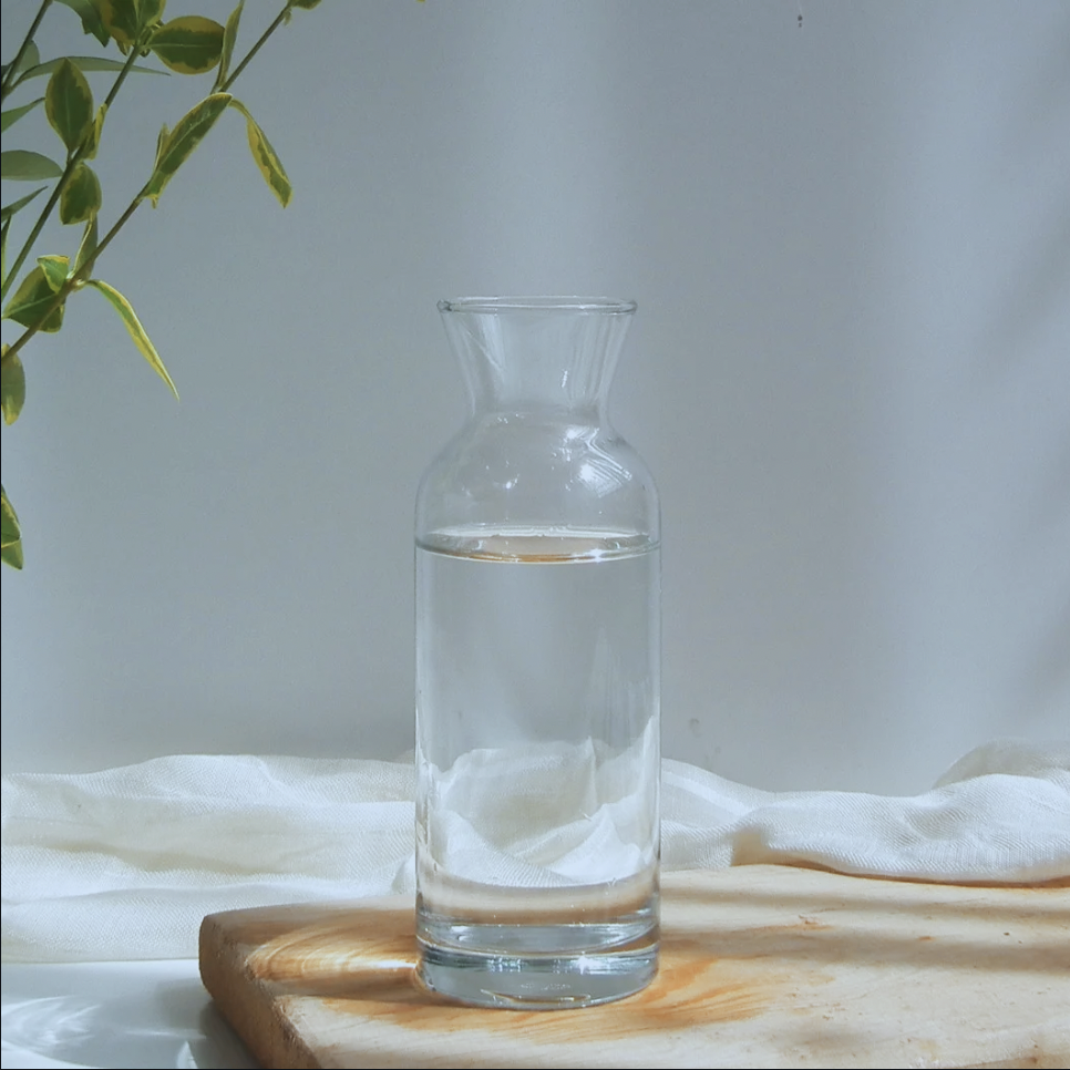 Glaskaraffe mit reinem Wasser — filtwater Qualität